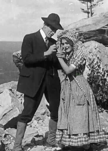 Ruth Hart interpreta a Townswoman en The Mountaineer's Honor