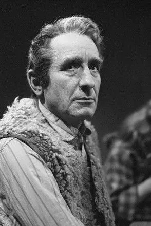 John Kerr interpreta a en The Ninth Day