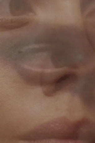 Raquel Nave interpreta a Performer en The Past is a Foreign Country