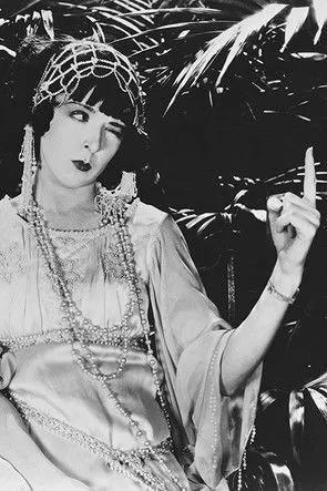 Lydia Knott interpreta a Aunt Sarah en The Perfect Flapper