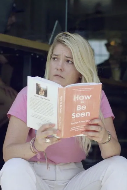 Kailee McGee interpreta a Kailee McGee en The Person I Am When No One Is Looking