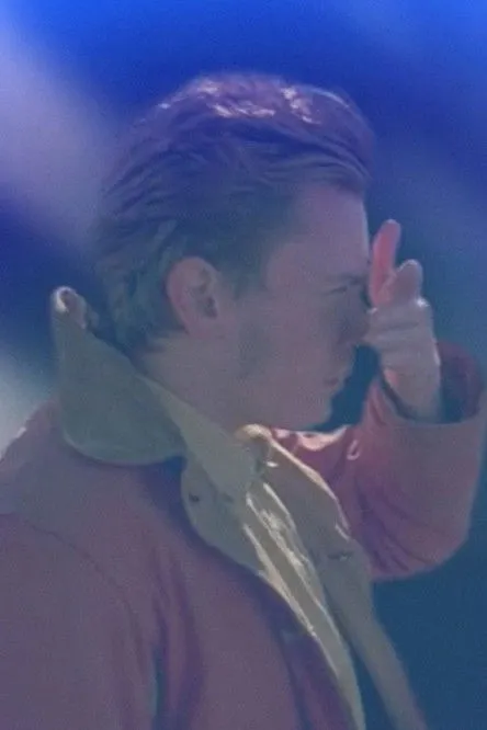 River Phoenix interpreta a Wolfgang Müller / Michael "Mike" Waters (archive footage) en The Phoenix Portal