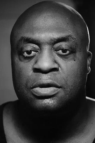 Jason C Campbell interpreta a  en The Prisoner's Song