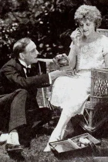 Miss DuPont interpreta a Joan Coolidge en The Rage of Paris