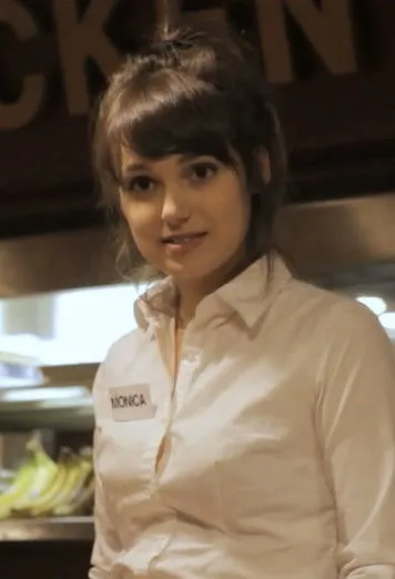 Karis Yanike interpreta a June en The Regulars