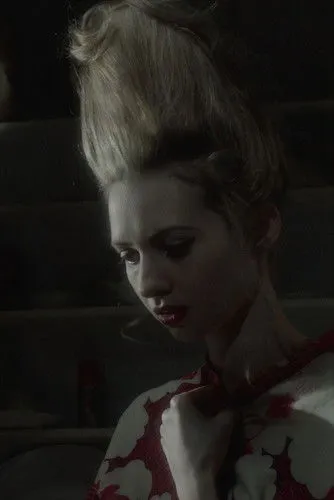 Sarah Beck Mather interpreta a Annie en The Silken Strand