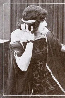 Alice Hollister interpreta a Grace - a Soubrette en The Siren's Reign