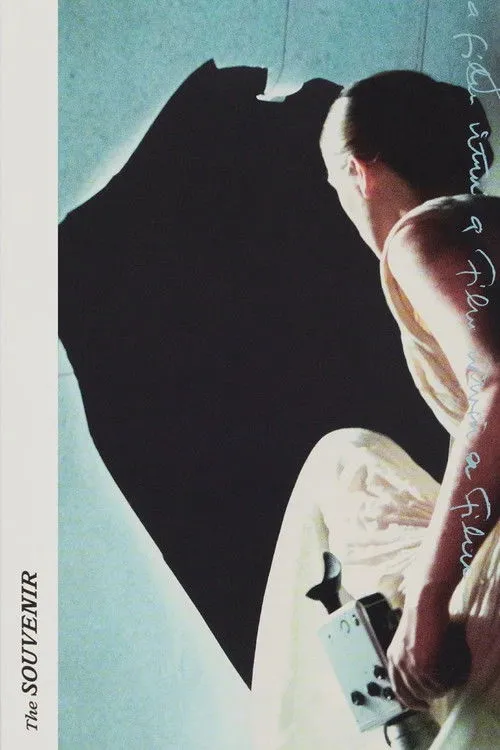 Kent Jones interpreta a off screen interviewer en The Souvenir: Reality / Fiction / Confusion / Inspiration