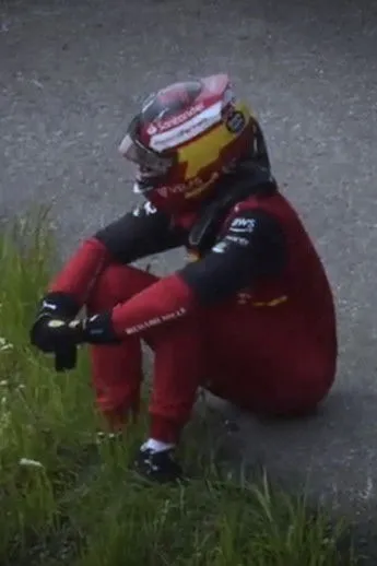 Carlos Sainz Jr. interpreta a Self (archival footage) en the square root of C²