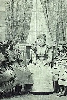 Caroline Frances Cooke interpreta a Ortega's Sweetheart en The Story of the Olive