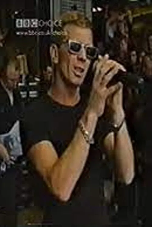 George Melly interpreta a Self - Presenter en The Stranglers