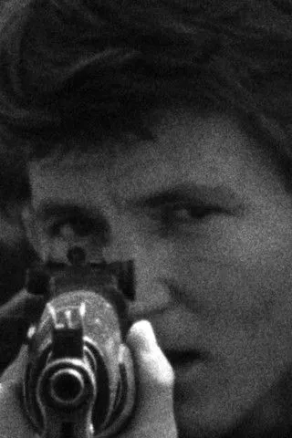 Wayne Sutherlin interpreta a en The Sun is Long