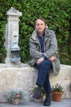 Michel Houellebecq interpreta a  en The Trouble with Michel