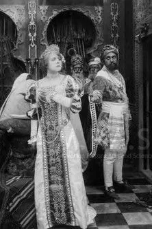 Effie Sackville interpreta a Winnie Hare en The Unwelcome Throne