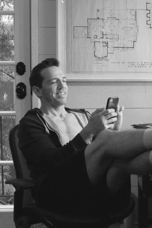 Tim Christian interpreta a A Man en The Virtual Connection