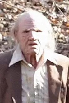 Ryan Woebbeking interpreta a Agent Fox en The Watcher's Woods