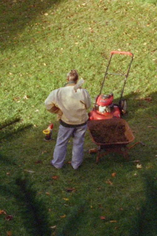 Catherine Weidner interpreta a Janice en There is a Hole in the Ground