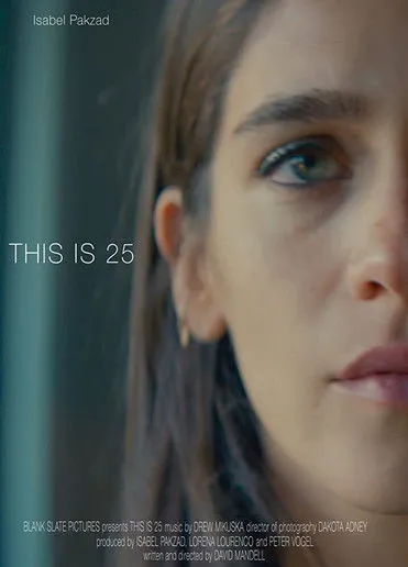 Samantha Gordon interpreta a Sarah en This is 25