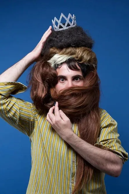 Thomas Poitevin interpreta a en Thomas joue ses perruques