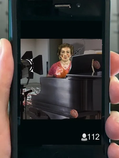 Molly Brown interpreta a en Three Short Animations on the Theme of 'Socially-Distanced' Zombie Movies