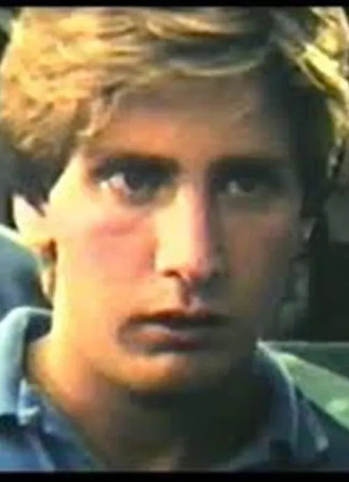 Joshua Bryant interpreta a  en To Climb a Mountain