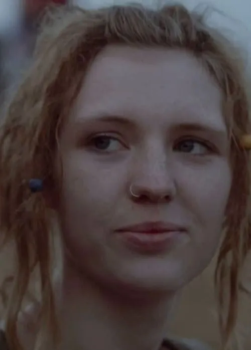 Lindy Pieri interpreta a Woman at Event en Totality