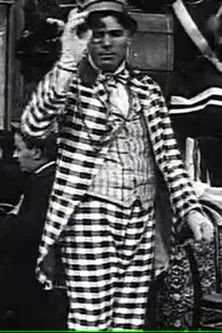 Emilio Vardannes interpreta a Totò en Totò entusiasta della nuova moda