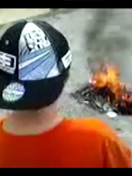 Théo Cholbi interpreta a  en Toys on Fire