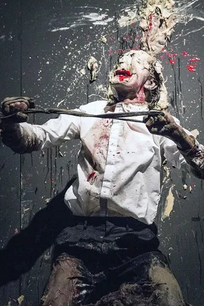 Olivier De Sagazan interpreta a  en Transfiguration Atelier