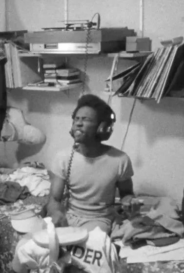 Darryl Alladice interpreta a  en Transmagnifican Dambamuality