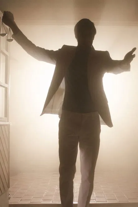 Zsolt Dér interpreta a a Segíto en Tranzitidő