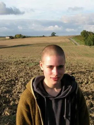 Raph interpreta a  en Travelers