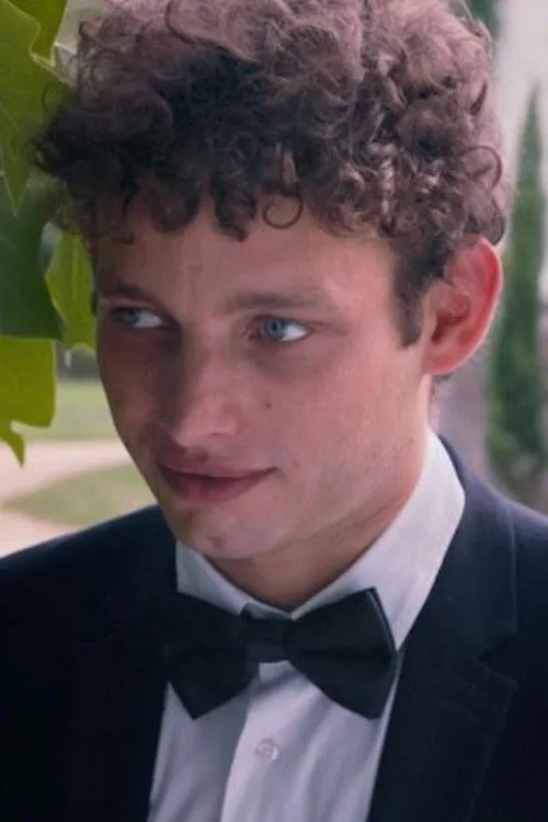 Théo Cholbi interpreta a Le serveur en Trouble-Fête