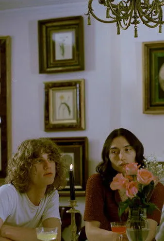 Stanley Simons interpreta a en Tyler Works at the Gas Station