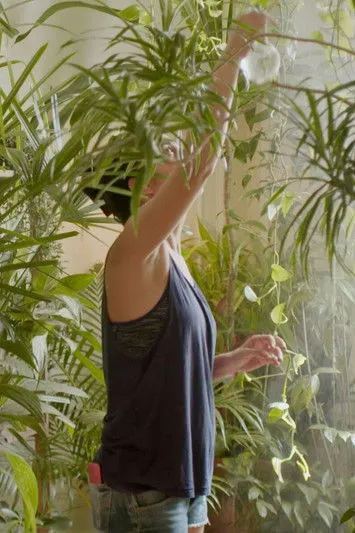 Elvira Helena interpreta a en Um Dia Antes de Todos os Outros