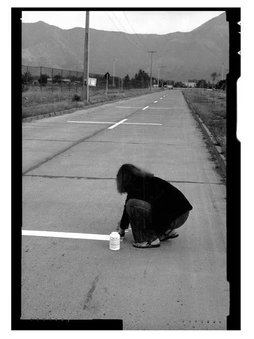 Lotty Rosenfeld interpreta a Self en Una milla de cruces sobre el pavimento