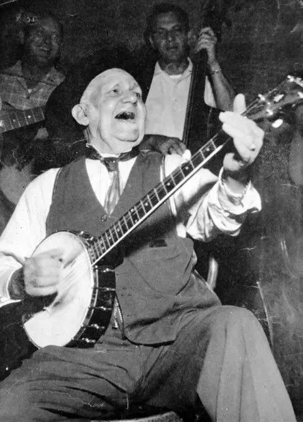 Roy Acuff interpreta a  en Uncle Dave Macon