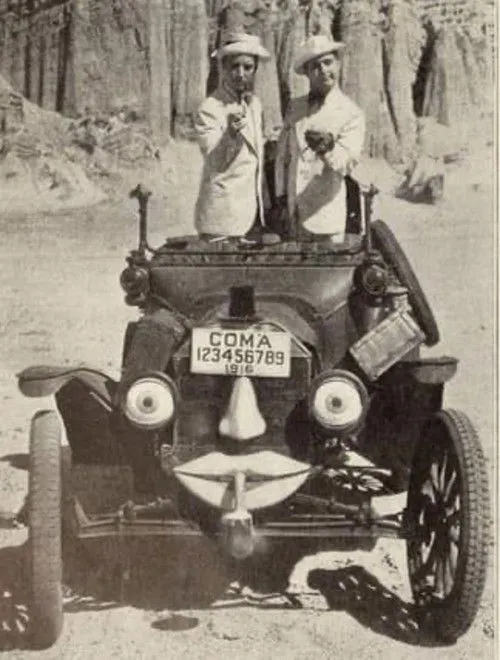 Si Wills interpreta a Chester en Under The Cock-eyed Moon