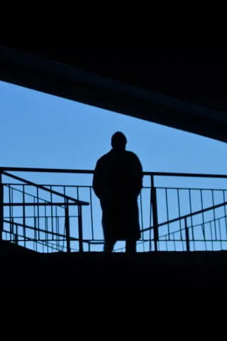 Michael Hogan interpreta a Frank en Under