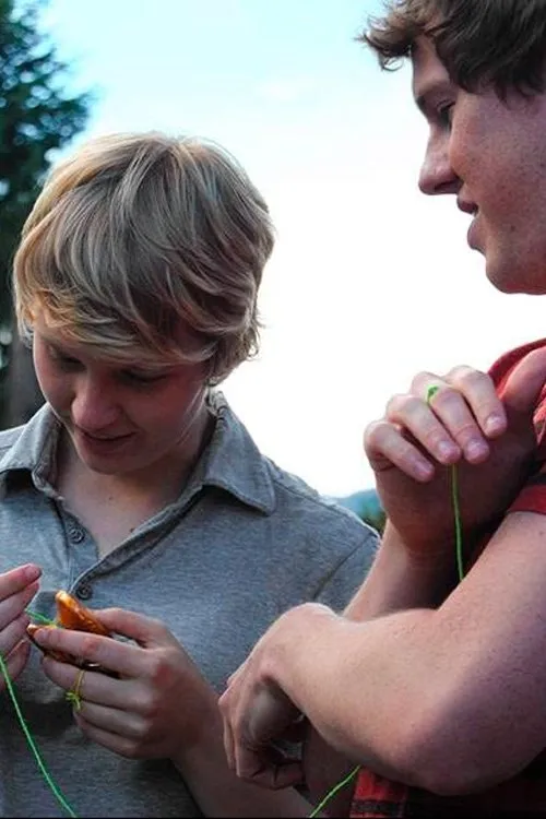 Ed Fong interpreta a Store Manager en Up and Down