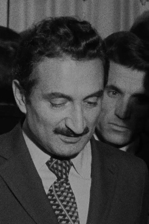 Muammer Özer interpreta a  en Utlänningen