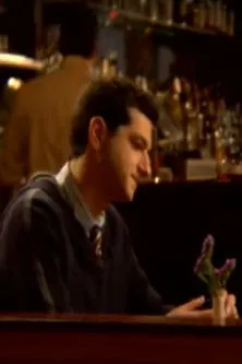 Eugene Cordero interpreta a Waiter en Valentine's Break Up