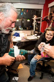 André Barcinski interpreta a en Valeu, Animais! - Os 25 Anos do Programa Mais Maldito da Rádio Brasileira