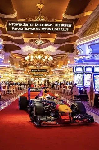 Sergio Pérez interpreta a Self en ¡Vamos, Vegas!