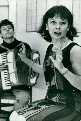 Lena Söderblom interpreta a Gudrun en Vårt dagliga bröd