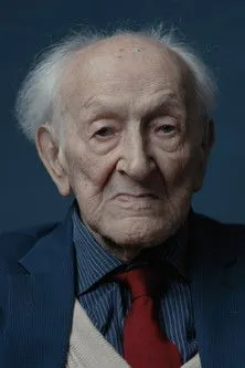 Rolands Kalninš interpreta a Self en Vecāks par simts gadiem