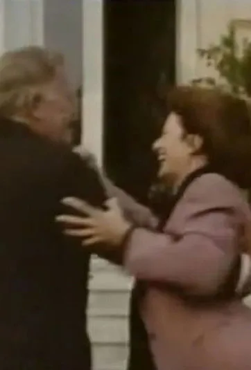 Joss Ackland interpreta a Sir Charles Peverall en Voices in the Garden