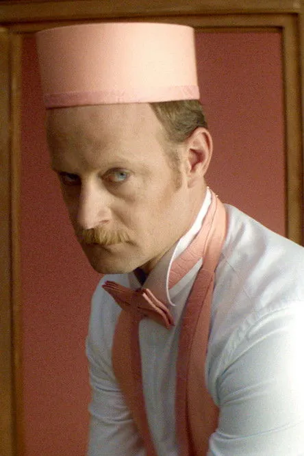 Gábor Biedermann interpreta a  en Von Schrauben und Vögeln