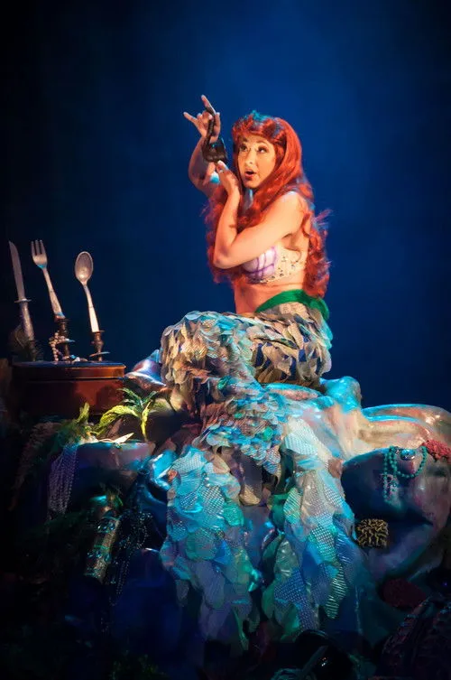Emmy Buckner interpreta a Ariel en Voyage of the Little Mermaid