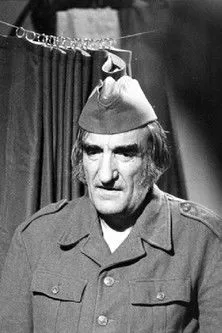 Milenko 'Dika' Pavic interpreta a Dika en Vruće plate